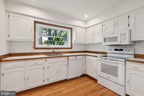 Kitchen - 9911 Jonathan Dr, Dunkirk, MD 20754 photo 2 of 2