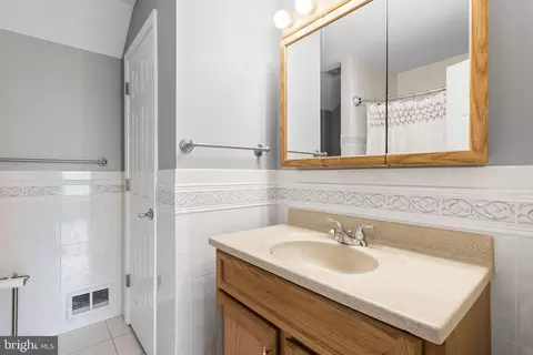 Bath - 11025 Judith Ln, Dunkirk, MD 20754 photo 3 of 4