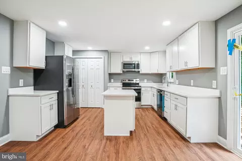 5311 Cove View Dr, Saint Leonard, MD 20685
