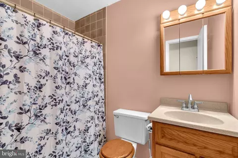 Bath - 9788 Howes Rd, Dunkirk, MD 20754 photo 1 of 2