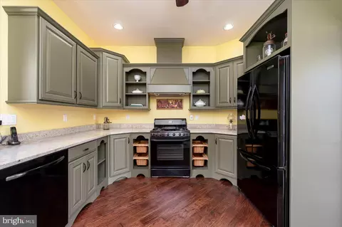 Kitchen - 6675 Marshall Rd, Saint Leonard, MD 20685 photo 5 of 5