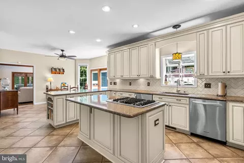 Kitchen - 11931 Lyons Glen Ct, Dunkirk, MD 20754 photo 7 of 8