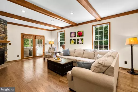 Living - 11931 Lyons Glen Ct, Dunkirk, MD 20754 photo 2 of 2