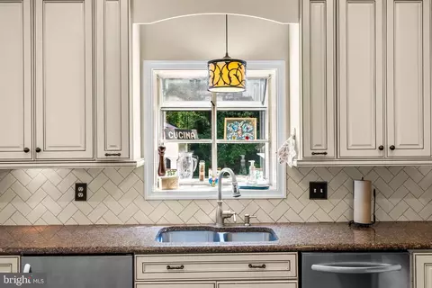 Kitchen - 11931 Lyons Glen Ct, Dunkirk, MD 20754 photo 8 of 8