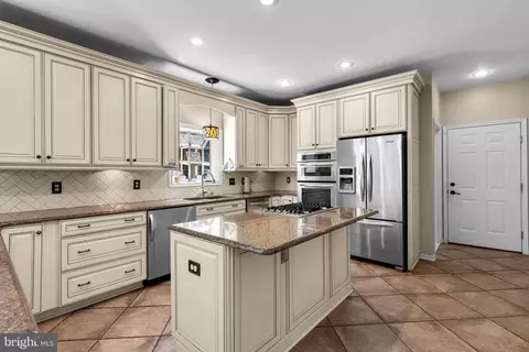 Kitchen - 11931 Lyons Glen Ct, Dunkirk, MD 20754 photo 4 of 8