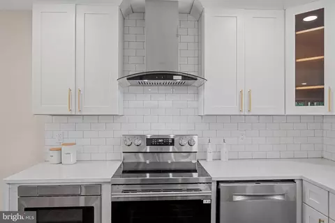 Kitchen - 11207 Maplewood Dr, Dunkirk, MD 20754 photo 3 of 5