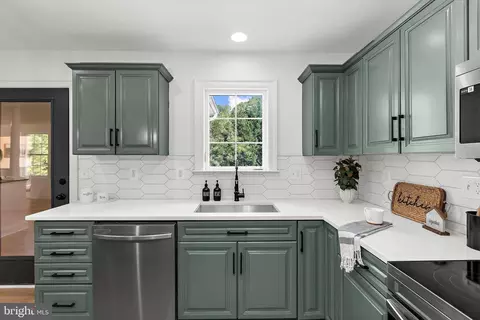 Kitchen - 4045 Loving Dr, Dunkirk, MD 20754 photo 6 of 8