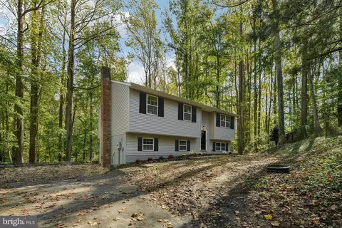 8815 Falling Leaf Dr, Owings, MD 20736