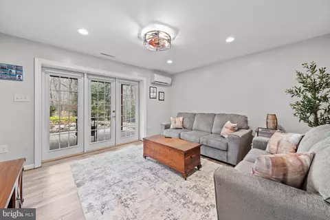 Living - 3513 Smithville Dr, Dunkirk, MD 20754 photo 2 of 2