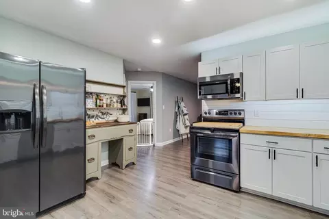 Entry Way - 332 Thunderbird Dr, Lusby, MD 20657 photo 4 of 7