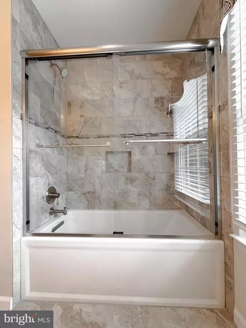 Bath - 10623 Fielder Ct, Dunkirk, MD 20754 photo 2 of 10