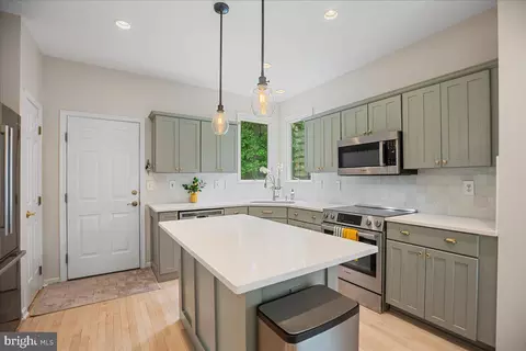 Kitchen - 4060 Loving Dr, Dunkirk, MD 20754 photo 5 of 8