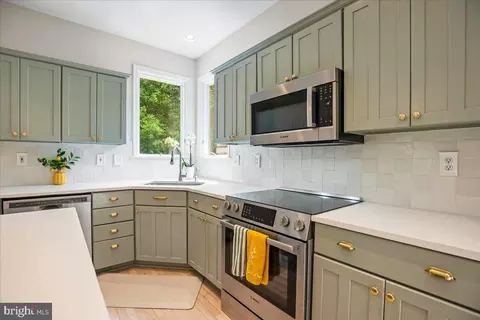 Kitchen - 4060 Loving Dr, Dunkirk, MD 20754 photo 3 of 8