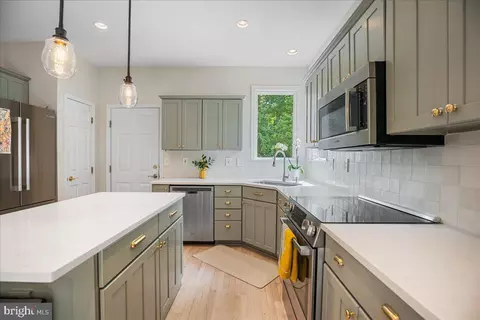 Kitchen - 4060 Loving Dr, Dunkirk, MD 20754 photo 4 of 8