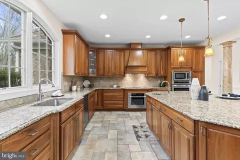 Kitchen - 4020 Chaney Cove Ct, Dunkirk, MD 20754 photo 6 of 10