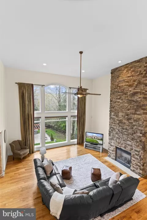 Living - 4020 Chaney Cove Ct, Dunkirk, MD 20754 photo 4 of 7