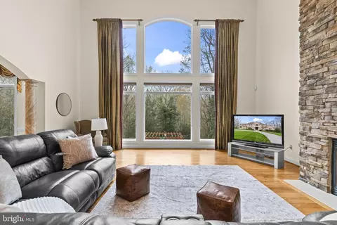 Living - 4020 Chaney Cove Ct, Dunkirk, MD 20754 photo 1 of 7