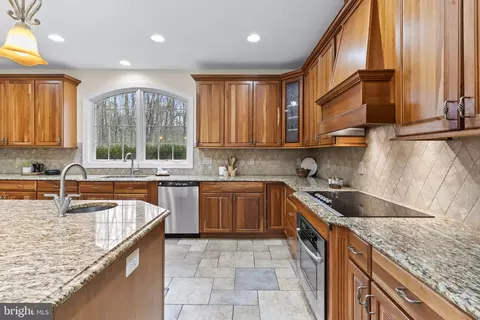 Kitchen - 4020 Chaney Cove Ct, Dunkirk, MD 20754 photo 8 of 10