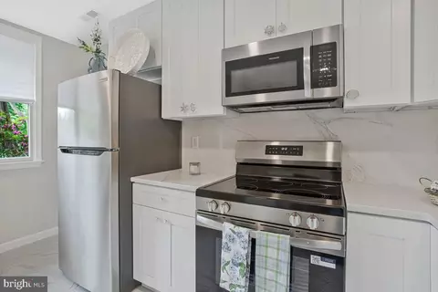 Kitchen - 13209 Clipper Cir, Solomons, MD 20688 photo 4 of 5