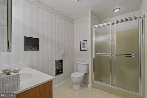 Bath - 3901 Lakeside Ct, Dunkirk, MD 20754 photo 8 of 9