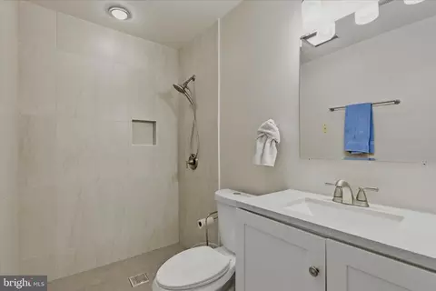 Bath - 3901 Lakeside Ct, Dunkirk, MD 20754 photo 1 of 9