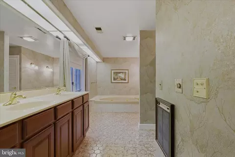 Bath - 3901 Lakeside Ct, Dunkirk, MD 20754 photo 4 of 9