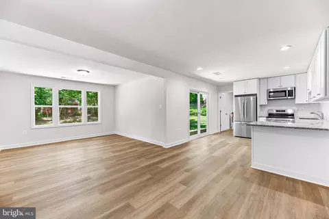 Living - 1458 Knight Ave, Dunkirk, MD 20754 photo 3 of 4