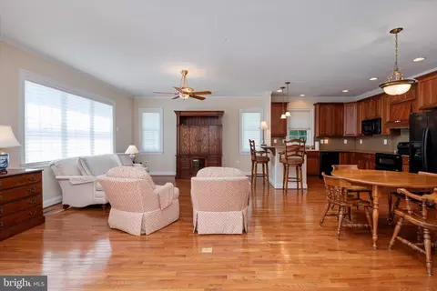 Living - 3740 Larkview Ct, Dunkirk, MD 20754 photo 3 of 4