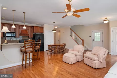 Living - 3740 Larkview Ct, Dunkirk, MD 20754 photo 4 of 4