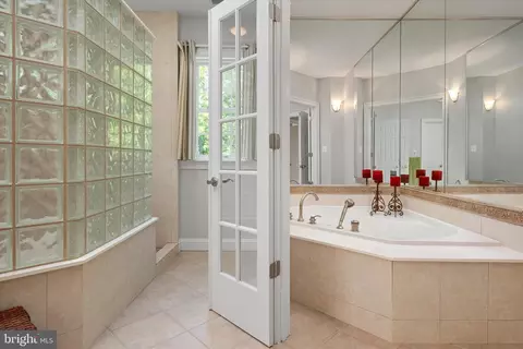 Bath - 3740 Larkview Ct, Dunkirk, MD 20754 photo 3 of 10