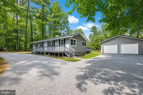 834 Lazy Ln, Lusby, MD 20657