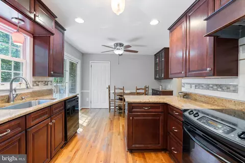 Kitchen - 11219 Lakeview Dr, Dunkirk, MD 20754 photo 8 of 9