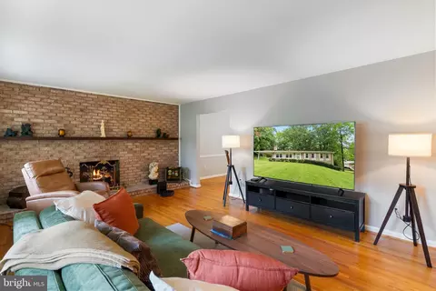 Living - 11219 Lakeview Dr, Dunkirk, MD 20754 photo 5 of 7
