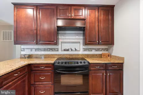 Kitchen - 11219 Lakeview Dr, Dunkirk, MD 20754 photo 6 of 9