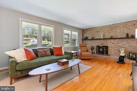 Living - 11219 Lakeview Dr, Dunkirk, MD 20754 photo 2 of 7