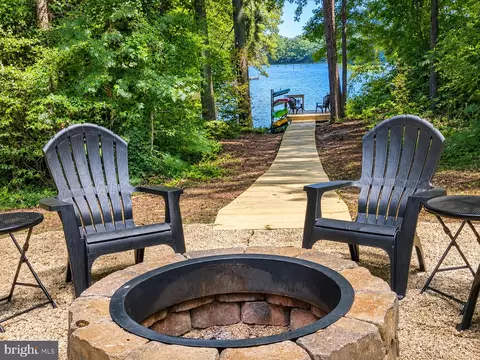 431 Seagull Ln, Lusby, MD 20657