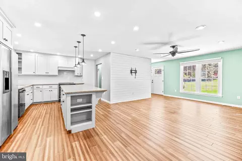 Living - 11220 Country Rd, Dunkirk, MD 20754 photo 4 of 7