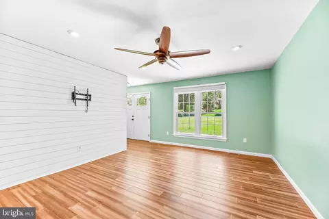 Living - 11220 Country Rd, Dunkirk, MD 20754 photo 2 of 7