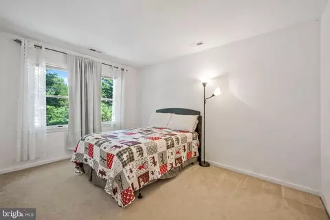 Bedroom - 492 Twin Cove Ln, Solomons, MD 20688 photo 4 of 5