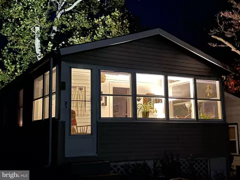 16 Pennsylvania Ave, Earleville, MD 21919