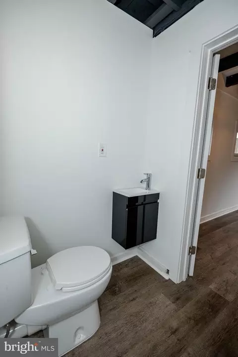 Bath - 2805 Oldfield Point Rd, Elkton, MD 21921 photo 2 of 4