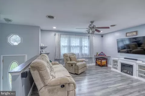 Living - 29 Augusta Dr, Elkton, MD 21921 photo 2 of 5