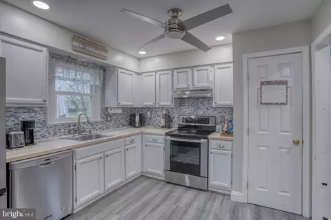 Kitchen - 29 Augusta Dr, Elkton, MD 21921 photo 2 of 3