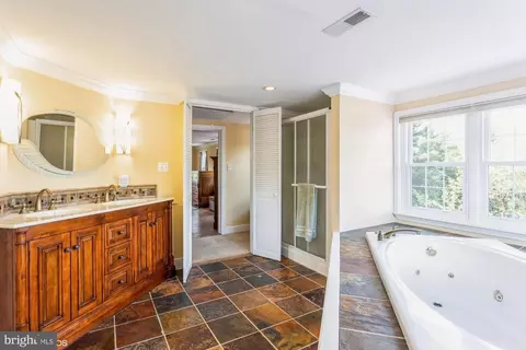 Bath - 304 Christopher Rd, Warwick, MD 21912 photo 2 of 7
