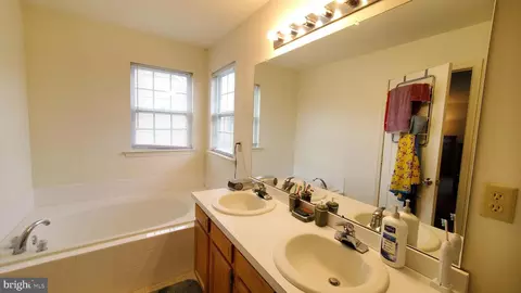 Bath - 368 Willow Dr, Elkton, MD 21921 photo 2 of 4