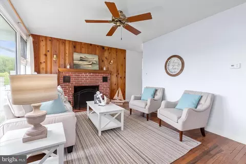 Living - 105 Circle Dr, Earleville, MD 21919 photo 2 of 4