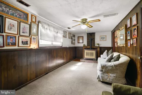 Living - 9 Cherry Ln, Elkton, MD 21921 photo 4 of 5