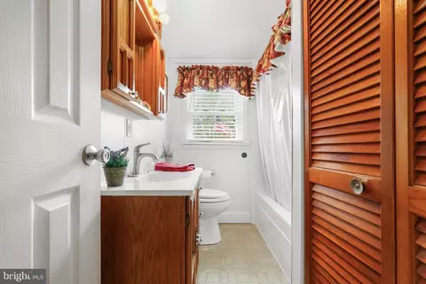 Bath - 9 Cherry Ln, Elkton, MD 21921 photo 1 of 3