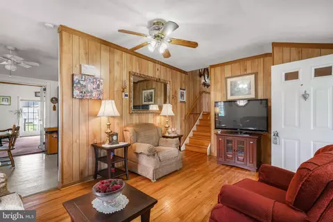 Living - 9 Cherry Ln, Elkton, MD 21921 photo 3 of 5