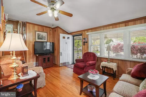 Living - 9 Cherry Ln, Elkton, MD 21921 photo 2 of 5